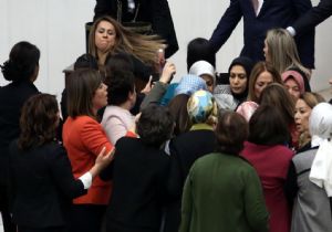 Flaş.. Kadın Vekiller Birbirine Girdi